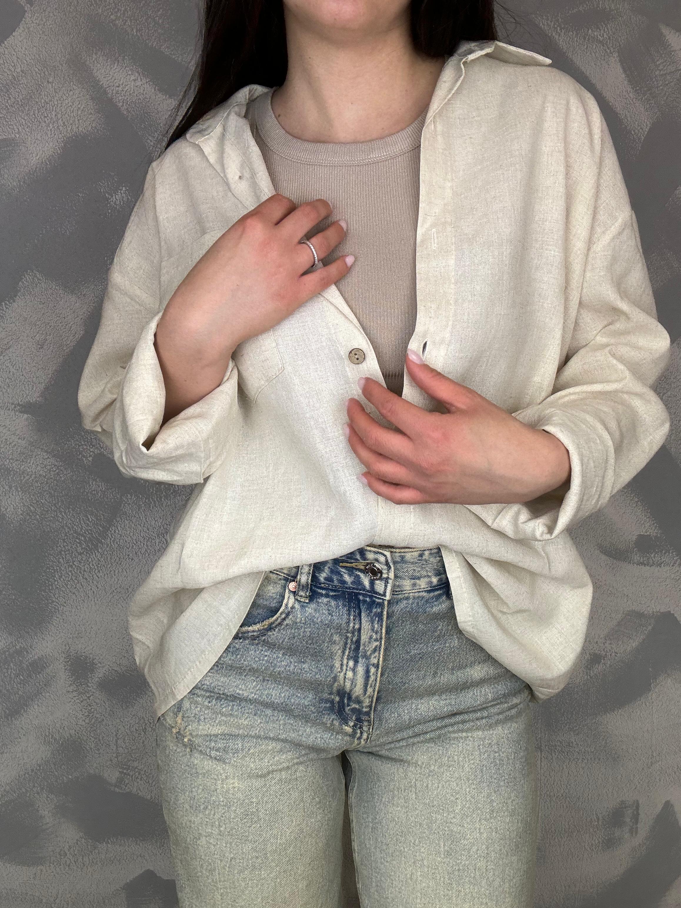 Camicia Athena donna indossata, vista completa dell'outfit