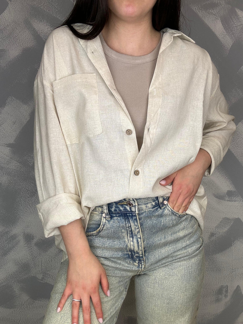 Dettaglio tessuto e finiture della camicia Athena donna