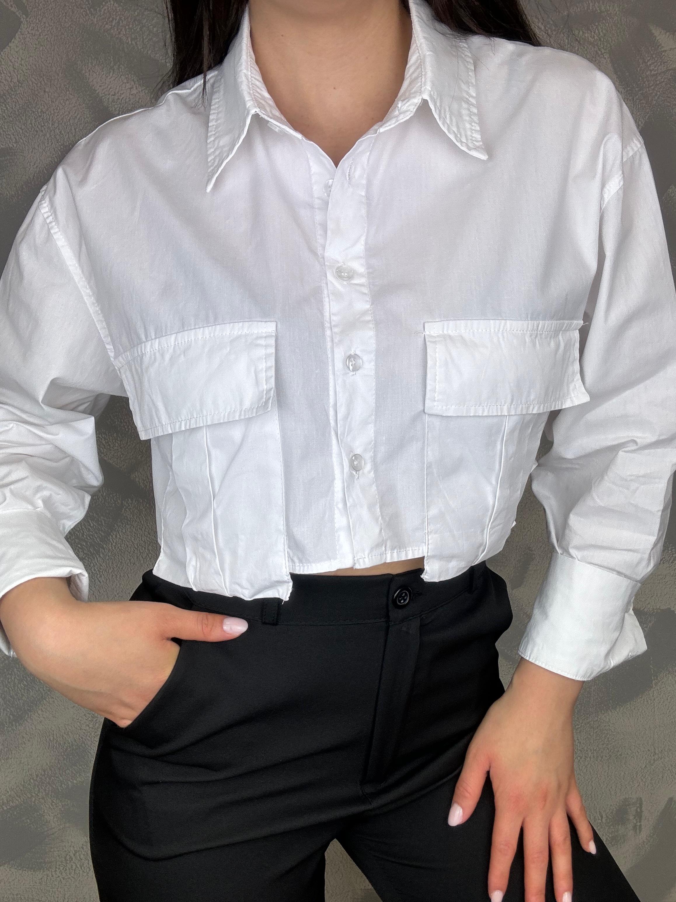 Dettaglio colletto e apertura della camicia Noah donna