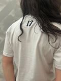 T-shirt bianca streetwear con numero 17 nero stampato sul retro, stile casual urbano.