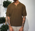 Maglia uomo marrone a maniche corte in maglia grossa, stile streetwear, look casual.