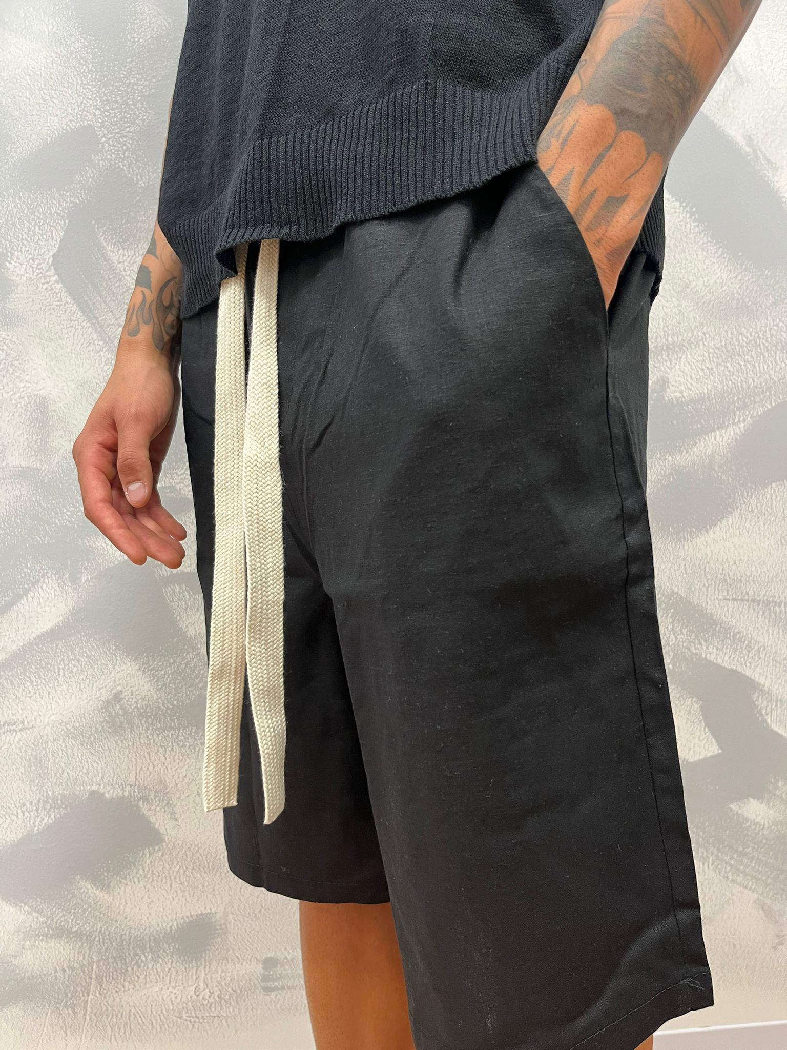 PANTA CORTO IN LINO NERO