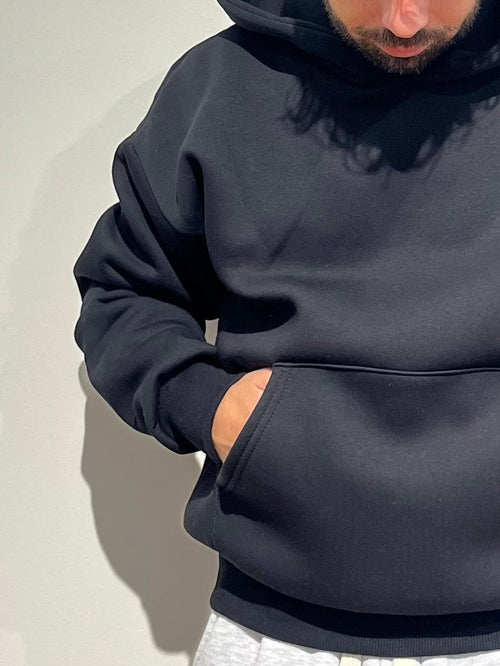 Felpa streetwear nera con cappuccio, tasca frontale, stile casual urbano da uomo