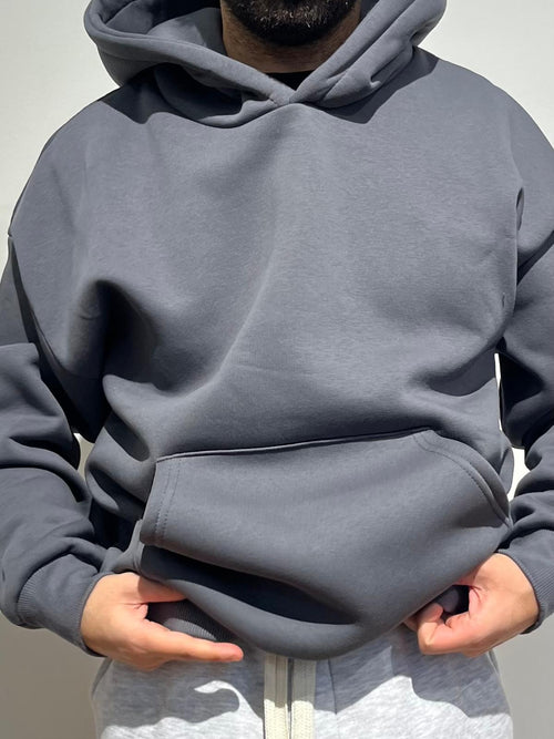 Felpa streetwear uomo grigia con cappuccio e tasca frontale, stile casual urbano
