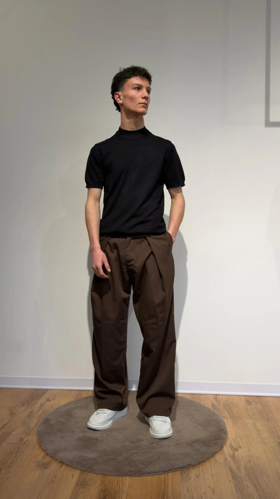 RAGAZZO CON INDOSSO I NUOVI ARRIVI